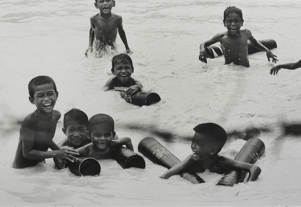 Enfants nageant dans le Mékong